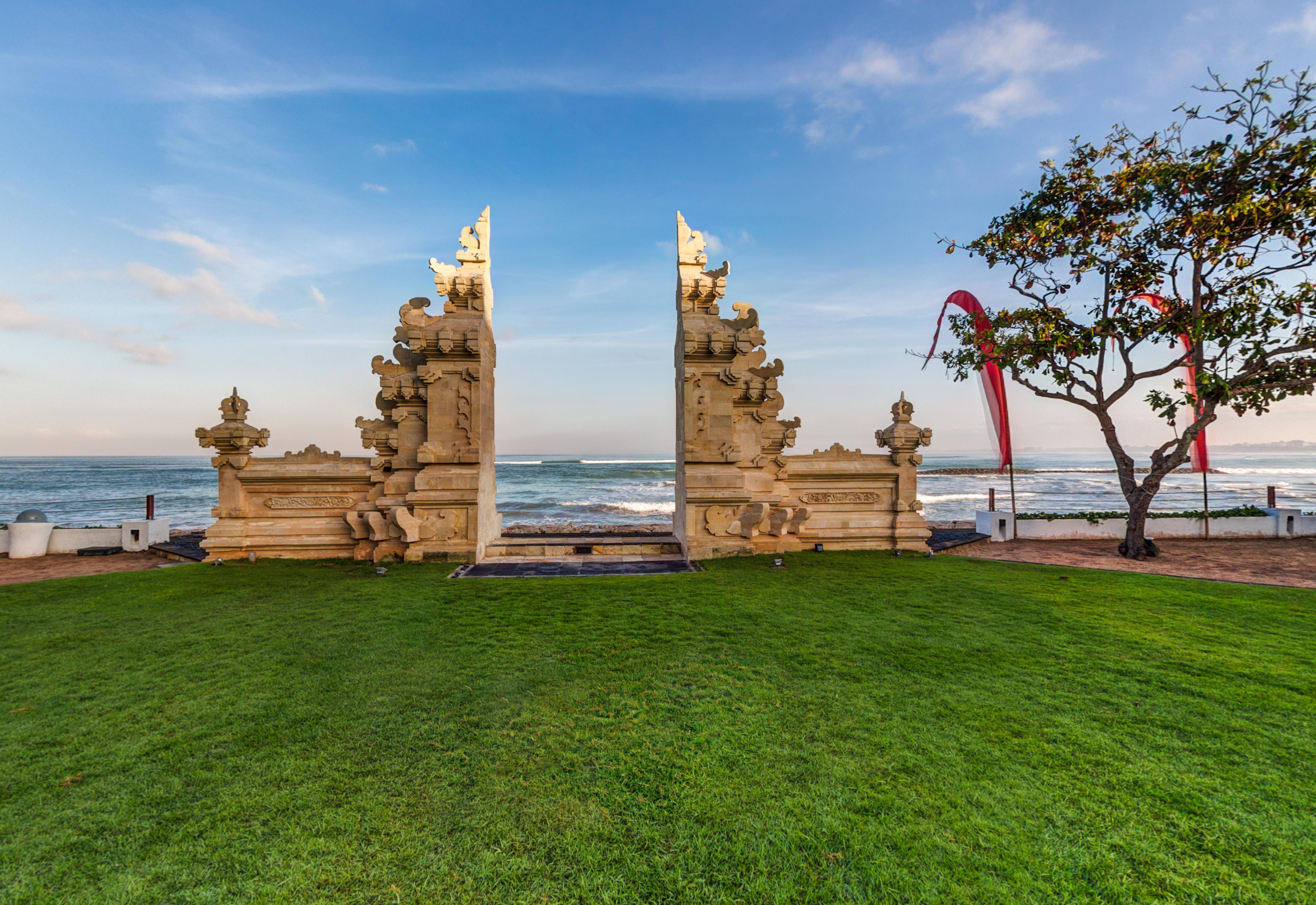 Discovery Kartika Plaza Hotel Kuta Lombok Kültér fotó The gate of Pura Balun Temple