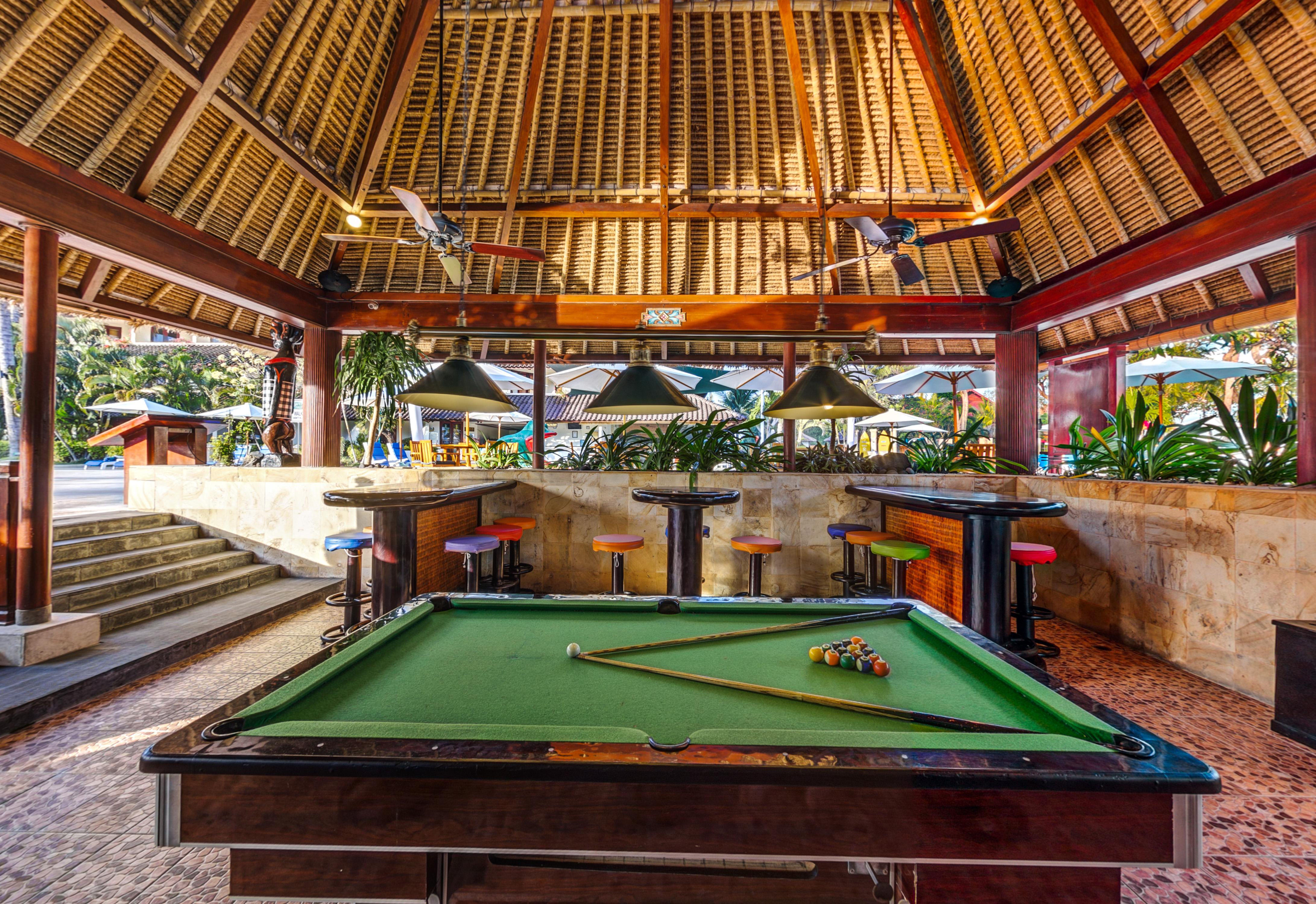 Discovery Kartika Plaza Hotel Kuta Lombok Kültér fotó Pool table at the pool bar