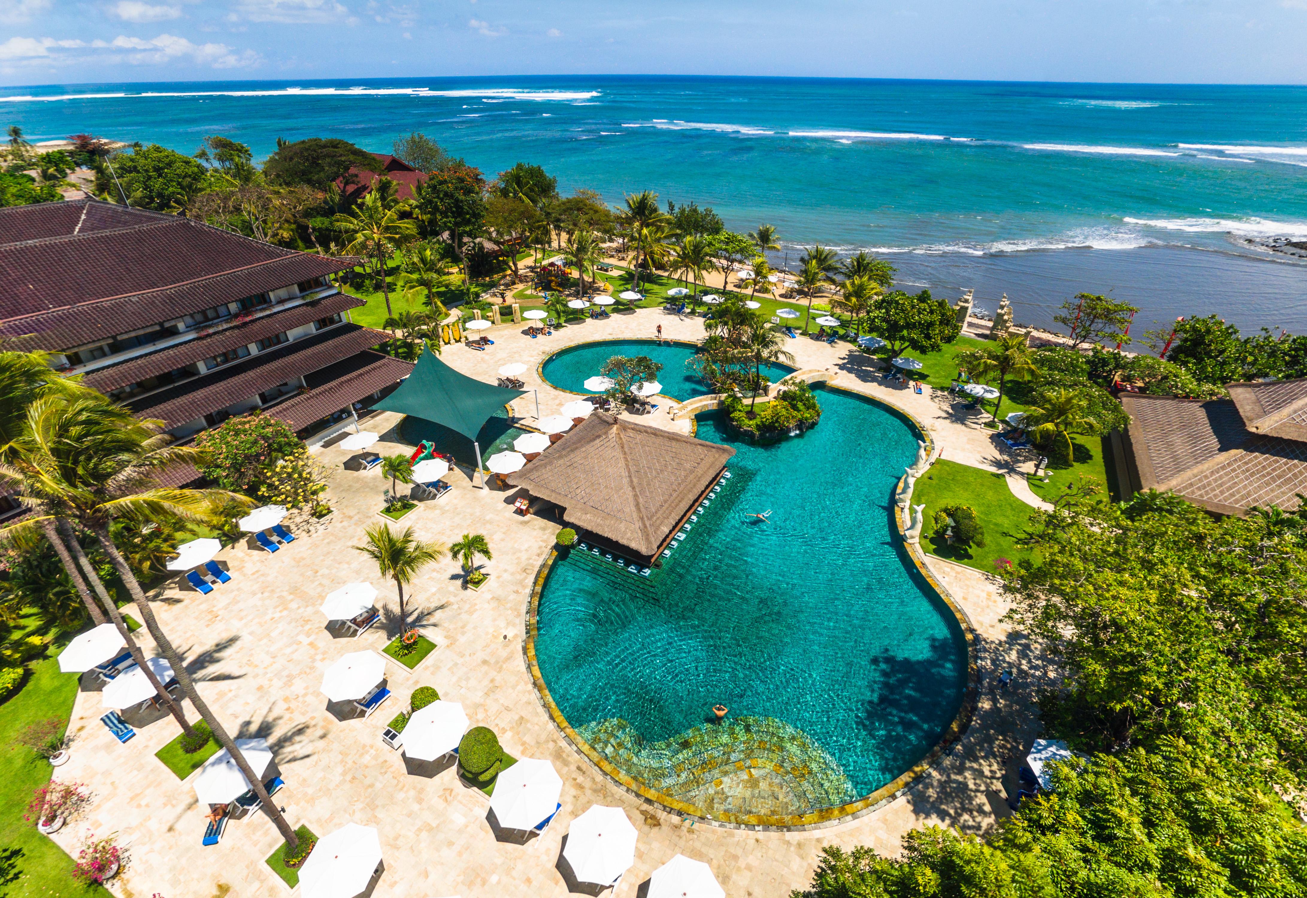 Discovery Kartika Plaza Hotel Kuta Lombok Kültér fotó Aerial view of the pool at the InterContinental Resort Bali