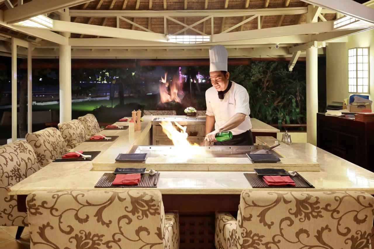 Discovery Kartika Plaza Hotel Kuta Lombok Kültér fotó A chef at work at the restaurant